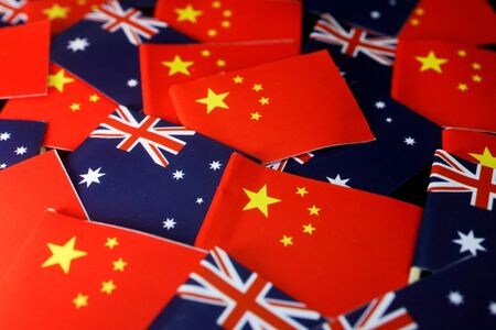 　オーストラリアのウォン外相は２日、産官学メディアの代表団が７日に北京を訪れ、中国側代表団と対話すると明らかにした。両国関係の安定を図る。写真は両国の国旗。5月撮影（２０２３年　ロイター/Florence Lo）