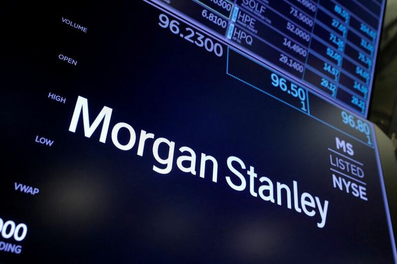 米ニューヨーク証券取引所のフロアに見えるモルガン・スタンレーのロゴ。2021年8月撮影。REUTERS/Andrew Kelly/File Photo