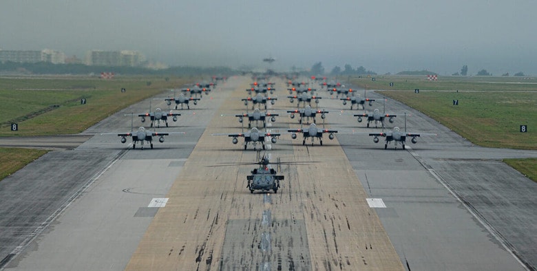 沖縄・嘉手納基地で力を誇示する米空軍機（2022年3月2日）　U.S. Air Force/Cover Images via Reuters Connect