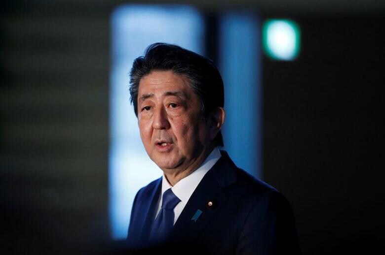 安倍晋三首相は政府与党政策懇談会を開き、与党に対し緊急経済対策の実施に向けて全面的な協力を要請したとし、新たに取りまとめた経済対策について「財政支出39兆円、事業規模108兆円、GDP（国内総生産）の2割に及ぶ、世界的にみても最大級の経済対策となった」と述べた。写真は首相官邸で6日撮影（2020年　ロイター/Issei Kato）