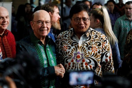 １１月６日、米国のロス商務長官（写真左）は、インドネシアに対する特恵関税制度の見直しが近々終了すると語り、米国企業によるインドネシアへの投資が大幅に増えるとの見通しを示した。ジャカルタで撮影（２０１９年　ロイター/Willy Kurniawan）