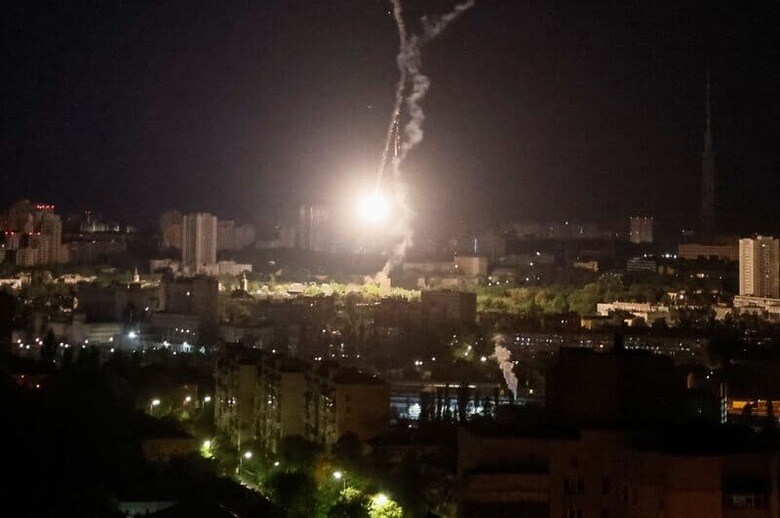 ロシア軍は16日未明にウクライナの首都キーウ（キエフ）を複数回にわたり空爆した。写真はロシアの空爆によるキーウ上空でのミサイルの爆発。キーウで撮影（2023年　ロイター／Gleb Garanich）