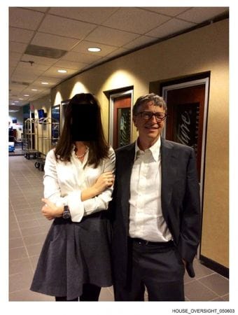 写真はマイクロソフト創業者ビル・ゲイツ氏（右）。12月18日、米下院監視委員が公開したエプスタイン財団の写真。Reuters