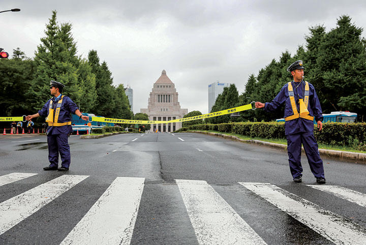 国会議事堂や首相官邸の目の前で「スパイ」が暗躍している　THOMAS PETER-REUTERS
