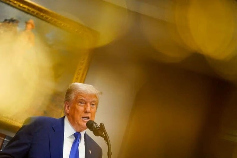 ５月１３日、トランプ米大統領は１６日までサウジアラビア、カタール、アラブ首長国連邦（ＵＡＥ）の中東３カ国を歴訪する。写真はホワイトハウスで１２日撮影（２０２５年　ロイター/Nathan Howard）