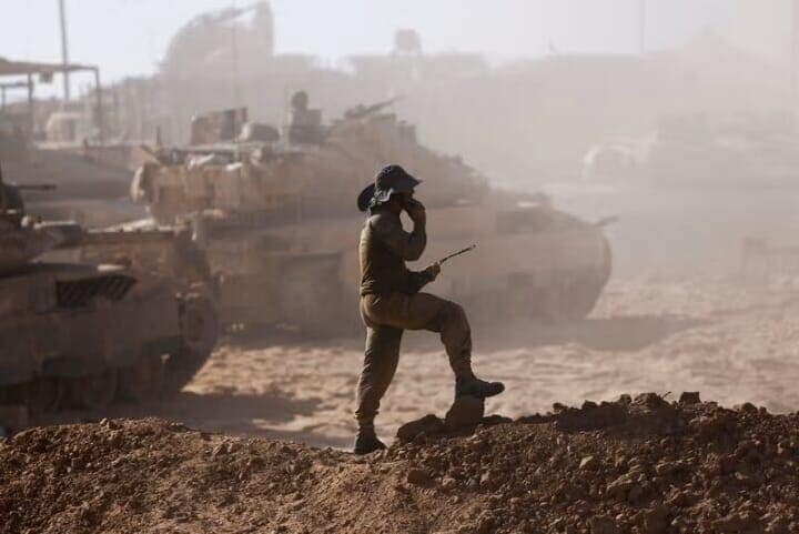 イスラム組織ハマスは、トランプ米大統領が提示したパレスチナ自治区ガザ和平案に対する回答を仲介者に手渡したもよう。写真は８月、イスラエル側のガザ地区との境界付近で撮影（２０２５年　ロイター/Amir Cohen）