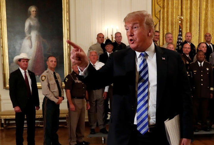 論説が掲載された日、保安官との集まりでトランプはメディアを罵倒した　Leah Millis-REUTERS