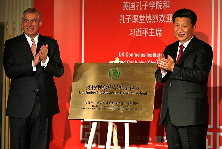 米政界では急増する孔子学院を警戒する声が高まっている（写真はイギリスの孔子学院のイベントに出席した習近平、2015年10月）　Peter Nicholls-REUTERS