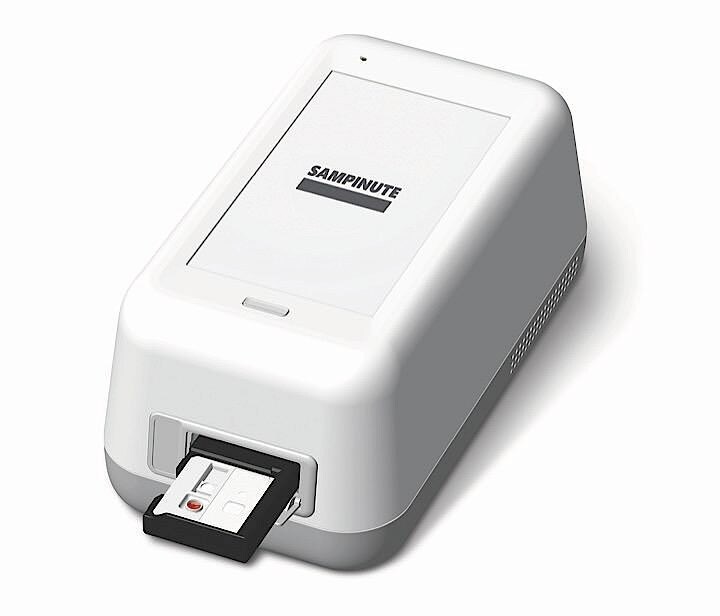 韓国の製薬会社セルトリオンは26日、新型コロナウイルスの簡易検査キットが米食品医薬品局(FDA)の緊急使用許可(EUA)を取得したと発表した。セルトリオン提供写真より