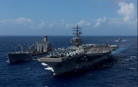 　１０月１６日、米原子力空母ロナルド・レーガン（写真右）が、同日中に日本海に入ることがわかった。日本の政府関係者によると、海上自衛隊と実施していた共同訓練が、まもなく九州北方の海域で終了する見通し。写真は９日撮影（２０１７年　ロイター／U.S. Navy）