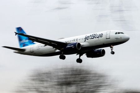 　２月１６日、米格安航空会社（ＬＣＣ）ジェットブルー航空は、物言う投資家（アクティビスト）として知られるカール・アイカーン氏の会社から２人を取締役に指名することに合意した。写真はジェットブルーの飛行機。ニューヨークで昨年１月撮影（２０２４　ロイター／Mike Segar）