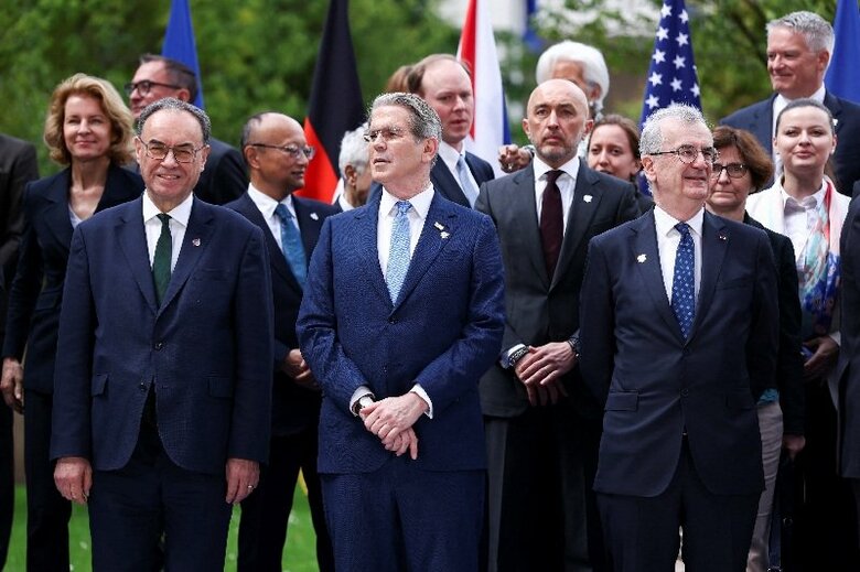 写真はベセント米財務長官（手前中央）。フランス・パリで開催された主要７カ‌国（Ｇ７）⁠財務相・中央銀行総裁会議で１８日撮影。REUTERS/Tom Nicholson