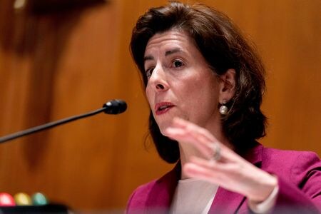米商務省は６日、レモンド米商務長官に新型コロナウイルス検査で陽性反応が出たと発表した。２月撮影（２０２２年　ロイター/Andrew Harnik）