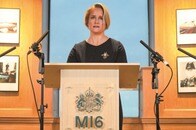 「#ジェームズ・ボンドを忘れろ」――MI6初の女性長官が掲げる「新しいスパイの戦い方」