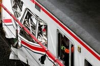 ジャカルタ近郊で列車衝突、15人死亡・88人負傷　救出活動完了
