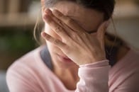 人生に大きく影響する「スモール・トラウマの正体」と克服法とは...暮らしと仕事に役立つ書籍を一挙紹介