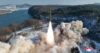 北朝鮮、固体燃料の中距離ミサイル発射実験　極超音速弾頭