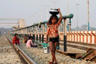 異例の熱波と水不足が続くインドで、女性が水を飲まない理由が悲しすぎる