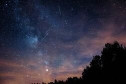 日食と流星群、両方の天体ショーが連続で見られる場所はここ