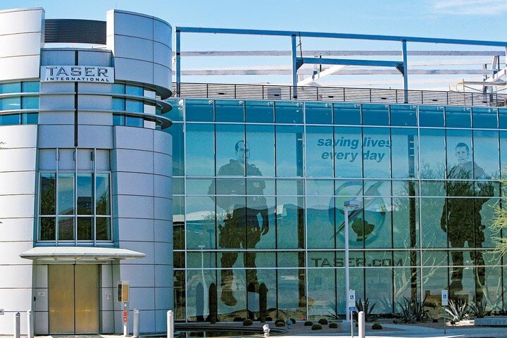 テーザー銃を製造するアクソン・エンタープライズのアリゾナ本社
