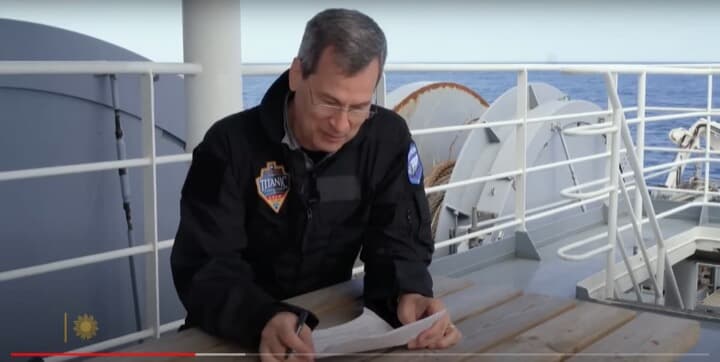 免責同意書にサインする人