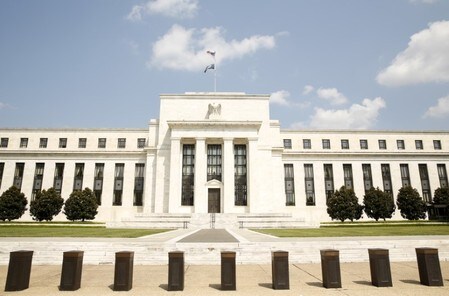 　１０月２４日、終盤のニューヨーク外為市場は、ドルが対主要６通貨バスケットで底堅く推移した。米共和党の上院議員らが、次期連邦準備理事会（ＦＲＢ）議長人事でテイラー・スタンフォード大教授を支持すると伝わった。写真はＦＲＢ本部、ワシントンで２０１５年９月撮影（２０１７年　ロイター／Kevin Lamarque）