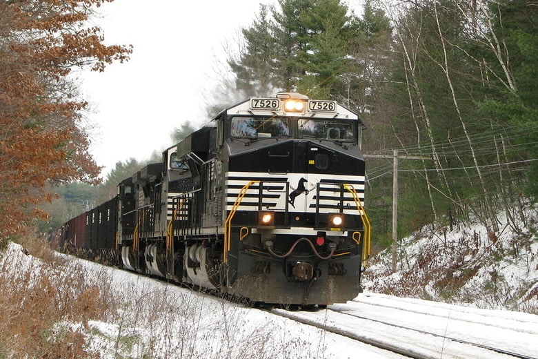 ノーフォーク・サザン鉄道の貨物列車　Jonelle DeFelice-Shutterstock