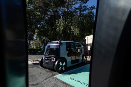2024年10月、自動運転車「ズークス」がカリフォルニア州フォスターシティで実施したテスト走行。REUTERS/Carlos Barria