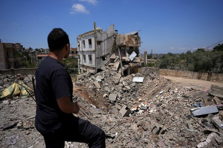 写真はレバノンのレバノンのナバティエ地区の空爆現場。6月16日に撮影。REUTERS