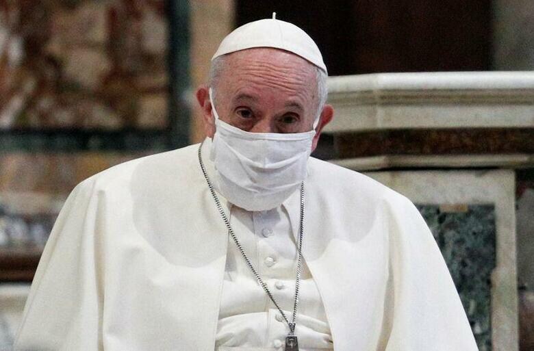 ローマ教皇フランシスコが２０日、公務の場で初めてマスクを着用した。ローマで撮影（２０２０年　ロイター/Guglielmo Mangiapane）