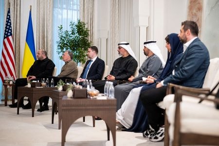 米国、ロシア、ウクライナの三者協議に参加する各国代表団。アラブ首長国連邦（ＵＡＥ）・アブダビで２３日撮影の提供写真。Hamad Al Kaabi/UAE Presidential Court/Handout via REUTERS
