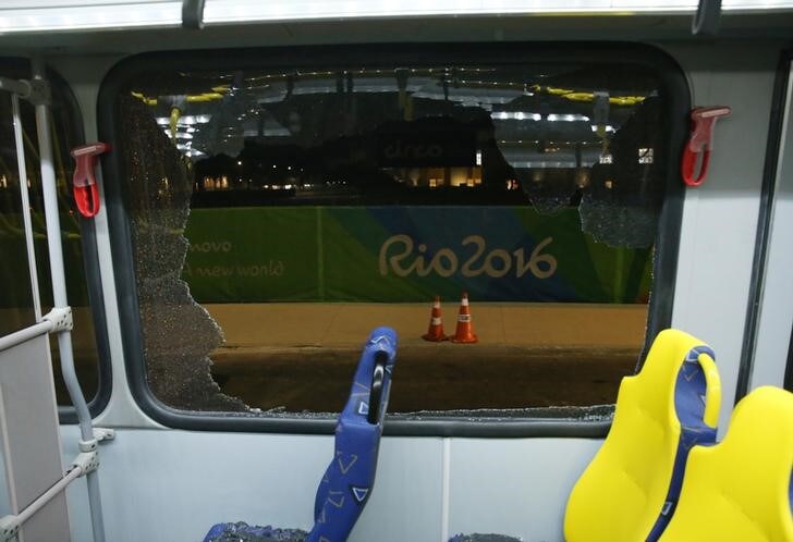 ８月９日、目撃者によると、五輪開催中のリオデジャネイロで９日夜、報道関係者を乗せてメーン会場に向かっていたバスが銃撃されたもよう。写真は割れたバスの窓ガラス。リオデジャネイロで撮影（２０１６年　ロイター／Shannon Stapleton）