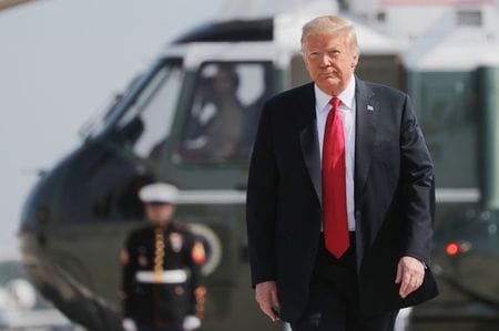 　６月２３日、トランプ米大統領が先週、中国との「完全なデカップリング（切り離し）」に言及して以降、複数の政権高官が火消しのコメントに走るなど、波紋が広がっている。メリーランド州のアンドルーズ空軍基地で撮影（２０２０年　ロイター/Carlos Barria）
