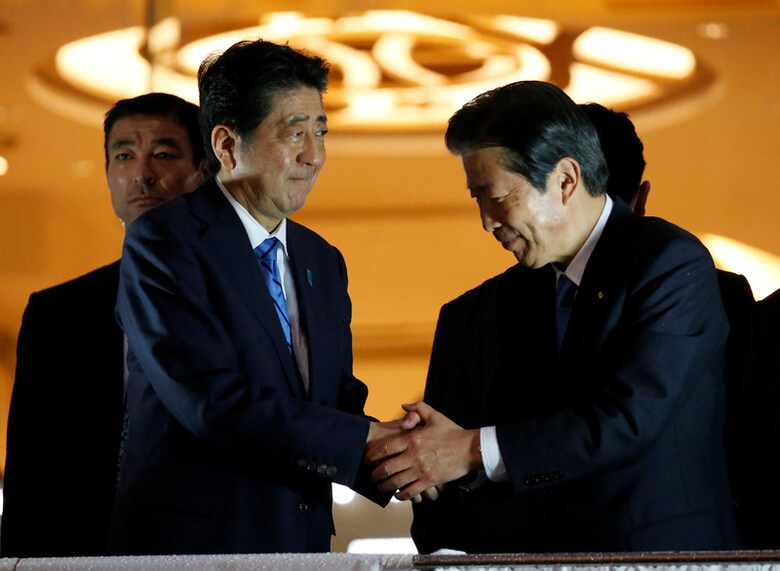 １０月１２日、報道各社の第４８回衆院選の序盤情勢に関する世論調査では、自民、公明の連立与党が優勢で両党で３００議席を超える勢いとの予想が目立つ。都内で先月２７日撮影（２０１７年　ロイター／Toru Hanai）