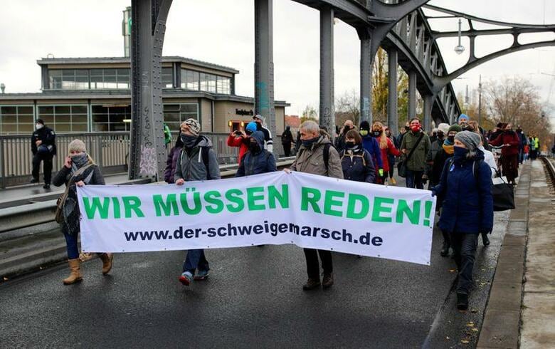 ドイツが新型コロナウイルス対策として実施している部分的なロックダウン（都市封鎖）を12月20日まで延長する可能性が浮上している。写真は政府の規制に抗議する人々。ベルリンで22日撮影（2020年　ロイター／Hannibal Hanschke）