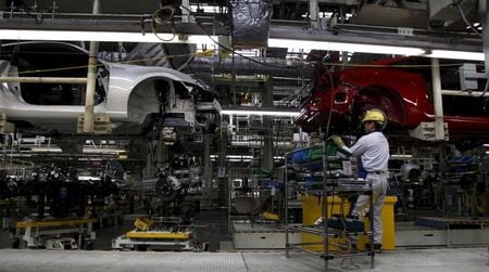 　経済産業省が２７日発表した１１月鉱工業生産指数速報は前月比０．９％低下となった。２カ月連続の低下で、２０１３年４月以来の低水準。写真は２０１２年３月、群馬県太田市で撮影（２０１９年　ロイター/Toru Hanai）