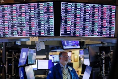 米国株式市場はＳ＆Ｐ総合５００種とナスダック総合が続伸。９月撮影（２０２１年　ロイター/Andrew Kelly）