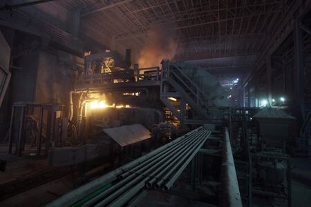 米アーカンソー州にある米鉄鋼最大手ニューコアの製鉄工場で2025年3月撮影。REUTERS/Karen Pulfer Focht