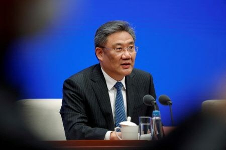 　中国の王文濤商務相は２６日に日本の西村康稔経済産業相と会談した際、半導体輸出管理という「間違ったやり方を正す」よう求めた。写真は３月に中国の北京で記者会見する中国商務相（２０２３年　ロイター／Florence Lo）