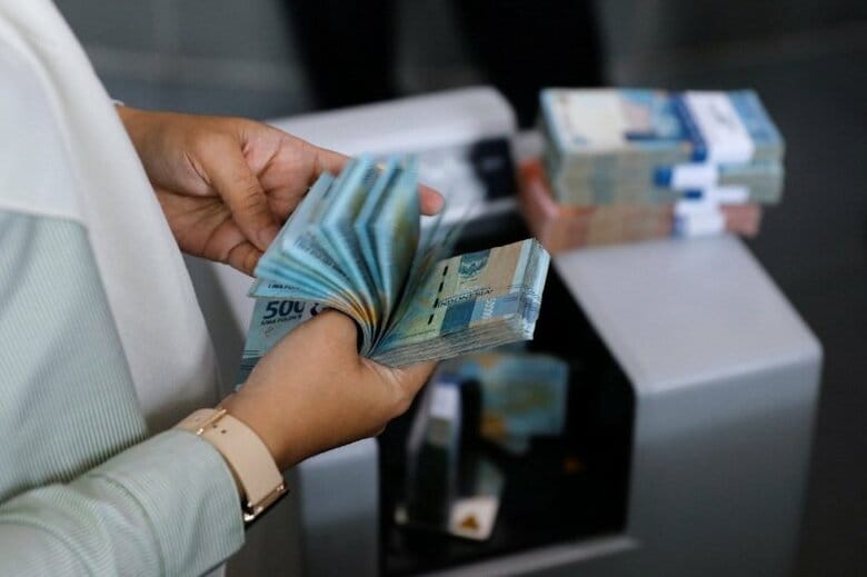 2022年10月、ジャカルタにある両替所でルピア紙幣を数える職員。 REUTERS/Willy Kurniawan