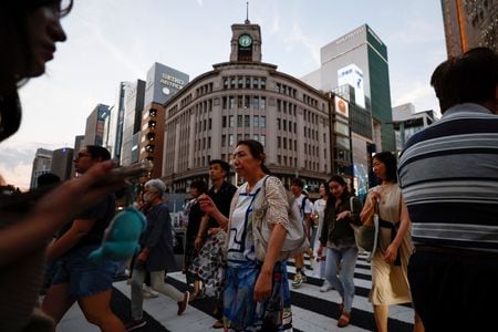 　１０月１５日、日本政府観光客（ＪＮＴＯ）が発表した９月の訪日外国人客数は、前年比１３．７％増の３２６万６８００人で、９月として初めて３００万人を超えた。銀座で８月撮影（２０２５年　ロイター/Willy Kurniawan）