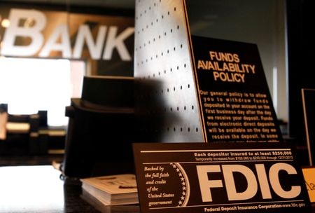 米破産裁判所は１７日、連邦預金保険公社（ＦＤＩＣ）に対し、シリコンバレー銀行の破綻時に管理下に置いた１０００万ドル相当の税還付金小切手を元親会社のＳＶＢファイナンシャルに返還するよう命じた。写真は米国コロラド州で２００９年撮影。（2023年 ロイター/Rick Wilking）