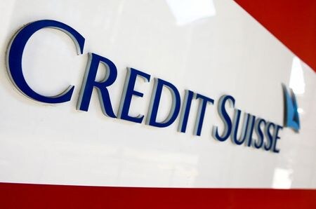 米紙ウォールストリート・ジャーナル（ＷＳＪ）は、スイスの金融大手クレディ・スイスが保有する米アルケゴス・キャピタル・マネジメント関連のエクスポージャーが２００億ドル以上に達すると報じた。写真は、クレディ・スイスのロゴ。２０２１年４月１４日に撮影。（２０２１年　ロイター／Arnd Wiegmann）