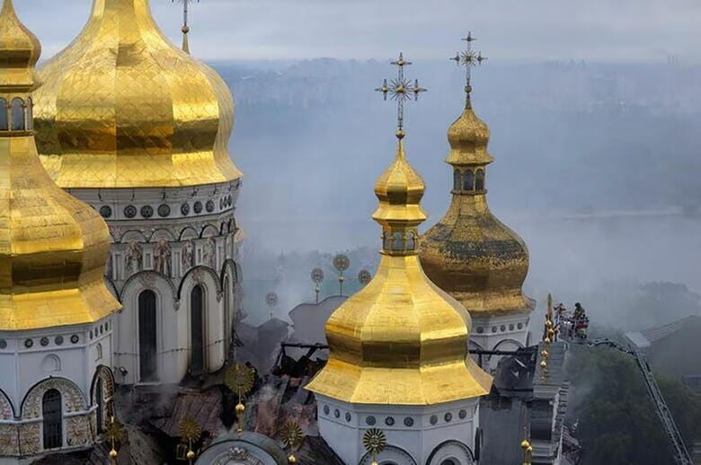 ロシアの攻撃で火災が起きたペチェールシク大修道院の消火作業にあたる。キーウで6月15日撮影　REUTERS/Thomas Peter
