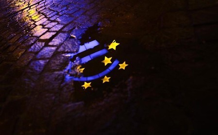 　５月１７日、イタリアで立ち上がりつつある連立政権は、ユーロ圏の統合深化の取り組みを停滞させる公算が大きく、大規模な歳出拡大や減税を実行すれば、地域に新たな危機を生み出しかねないという不安が、ＥＵ政策担当者やエコノミストの間で広がっている。写真はユーロ記号。フランクフルトで２０１２年１月撮影（２０１８年　ロイター/Kai Pfaffenbach）