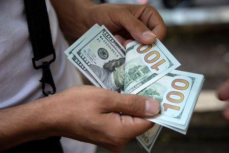 　１月２１日、正午のドル／円は、前日東京市場の午後５時時点（１１０．１２／１３円）に比べ、小幅にドル安／円高の１０９．９７円付近。テヘランで撮影。提供写真（２０２０年　ロイター／WANA）