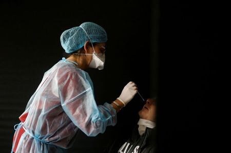 　ロイターの集計によると、新型コロナウイルスの感染者は世界全体で６７７２万人を超え、死者は１５４万８５７５人となった。写真は検査を行う医療スタッフ。フランスのナント近郊で７日撮影（２０２０年　ロイター／Stephane Mahe）