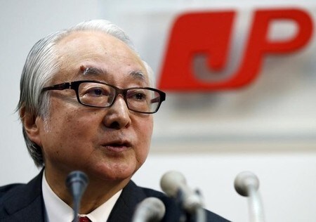 　９月２３日、日本郵政の長門正貢社長は記者会見で、日銀が２１日までの決定会合で導入を決めた金融政策の新たな枠組み「長短金利操作付き量的・質的金融緩和」について、「諦めていた国債への投資に戻れる可能性もある」と述べた。写真は都内で３月撮影（２０１６年　ロイター/Toru Hanai）