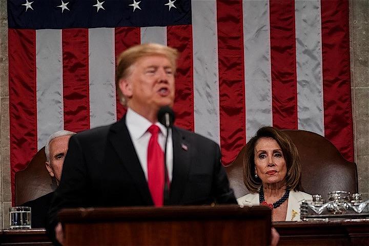 米国大統領が弾劾されたとしても、即座に権力の座から引きずり下ろされるわけではない。写真は2月5日、トランプ大統領の一般教書演説を聞くペロシ下院議長（2019年　ロイター/Doug Mills）
