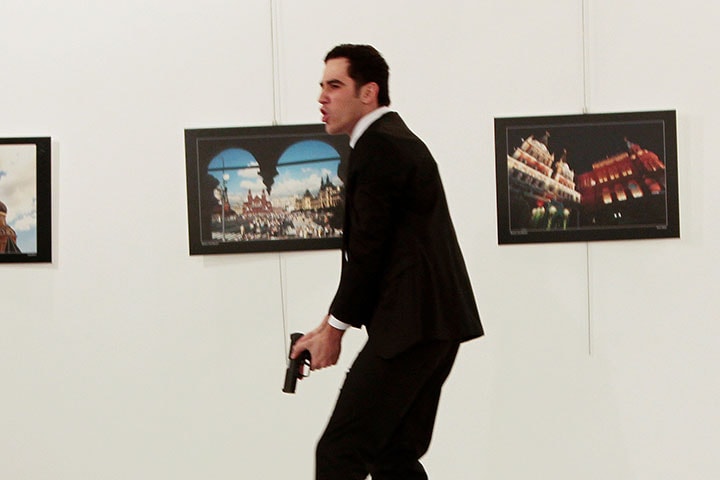 ロシア大使を射殺した男はトルコの警察官だった　Hasim Kilic/Hurriyet via REUTERS